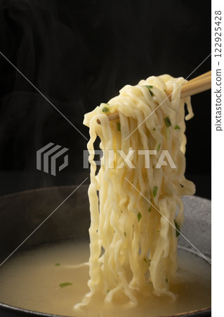 蕎麥麵：將麵條放入碗中的湯中 122925428