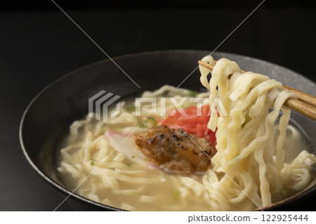 用筷子夾起蕎麥麵 用筷子夾起蕎麥麵 122925444