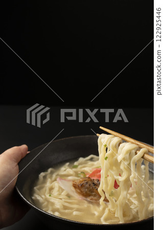 Pick up the soki soba with chopsticks 122925446