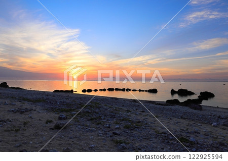 沖繩縣石垣市白穗海灘的日出 沖繩縣石垣市白穗海灘的日出 122925594
