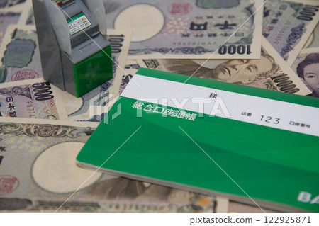 綠色銀行存摺和ATM 122925871