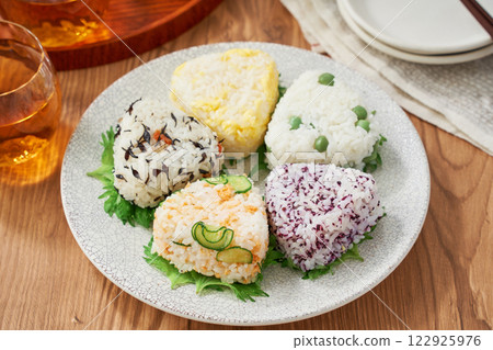 各式各樣的手工飯糰 122925976