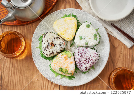 各式各樣的手工飯糰 122925977