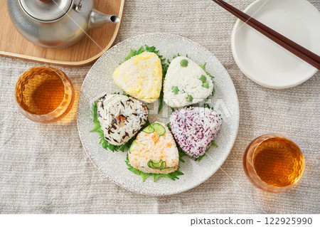 各式各樣的手工飯糰 122925990