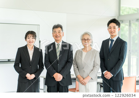 老年人/老年人和西裝年輕人(併購/繼承人/企業繼承/繼承/出售/收購/代際更替) 老年人/老年人和西裝年輕人(併購/繼承人/企業繼承/繼承/出售/收購/代際更替) 122926034