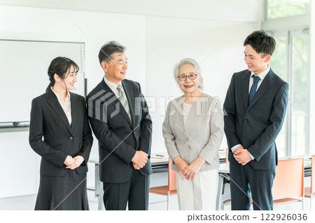 老年人/老年人和西裝年輕人(併購/繼承人/企業繼承/繼承/出售/收購/代際更替) 老年人/老年人和西裝年輕人(併購/繼承人/企業繼承/繼承/出售/收購/代際更替) 122926036