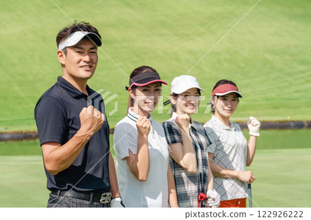 在高爾夫球場上高爾夫球課的男女高爾夫球手 122926222