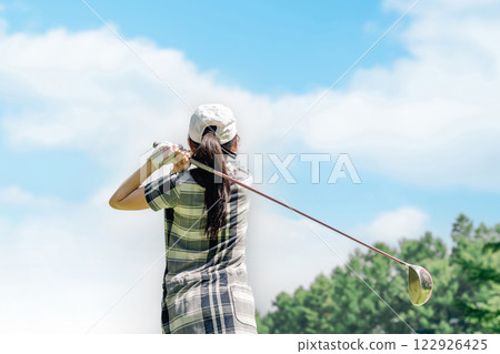 高爾夫球手的女人在高爾夫球場打高爾夫球（開球/高爾夫比賽） 122926425