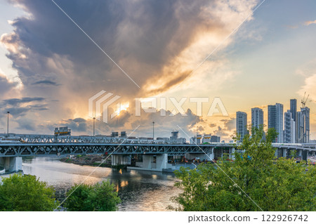 The scyscrapers of the Moscow City at night and the Dorogomilovsky bridge with illumination. Translation of text - street names: Krasnopresnenskaya, center, etc. 122926742