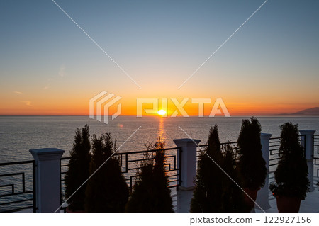 Scenic sunrise on the ocean 122927156