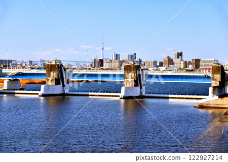 Shin-Gyotoku Bridge / View from Edogawa Floodway toward Gyotoku Bridge / Gyotoku Movable Weir (Ichikawa City, Chiba Prefecture) [2025.1] 122927214