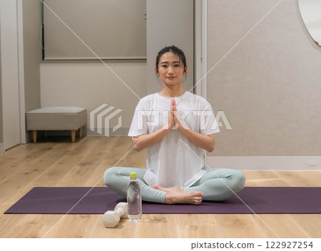 年輕女子在室內做瑜伽 122927254