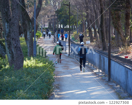 冬日早晨，人們在公園跑步 122927308