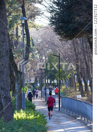 People running in the park on a winter morning 122927312