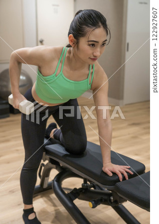 在室內健身房進行肌力訓練的年輕女子 122927607