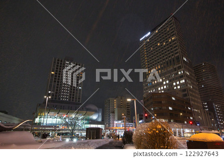 暴風雪中的福井縣廳護城河和福井站的恐龍 暴風雪中的福井縣廳護城河和福井站的恐龍 122927643