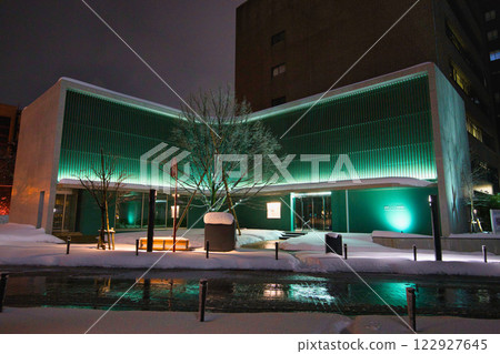 暴風雪中的福井縣廳護城河和福井站的恐龍 122927645