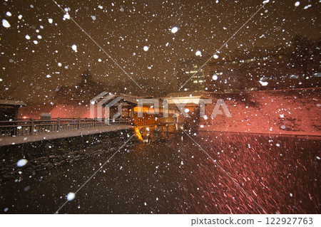 暴風雪中的福井縣廳護城河和福井站的恐龍 暴風雪中的福井縣廳護城河和福井站的恐龍 122927763