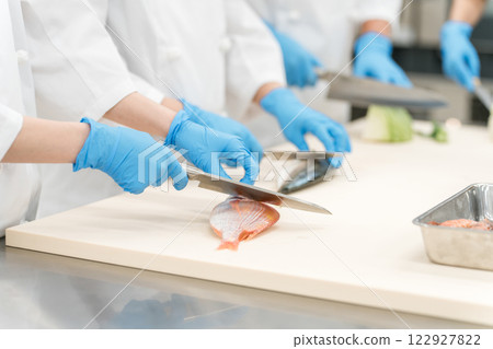 在食品工廠、超市、餐廳工作的廚師、廚師和廚師的手 122927822