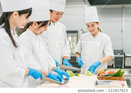 Chefs, cooks, and cooks working in food factories, supermarkets, and restaurants Chefs, cooks, and cooks working in food factories, supermarkets, and restaurants 122927823