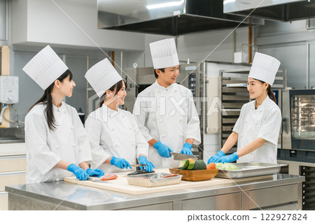 Chefs, cooks, and cooks working in food factories, supermarkets, and restaurants Chefs, cooks, and cooks working in food factories, supermarkets, and restaurants 122927824