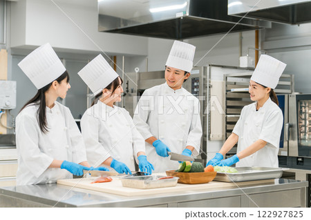 在食品工廠、超市、餐廳工作的廚師、廚師、廚師 122927825