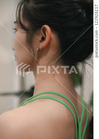 一名身穿訓練服的年輕女子在健身房的跑步機上跑步 一名身穿訓練服的年輕女子在健身房的跑步機上跑步 122928217