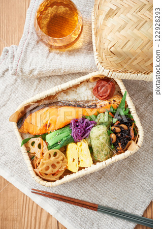 竹籃裡的烤鮭魚便當－傳統而色彩繽紛的日本午餐 122928293