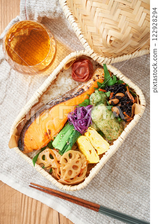 竹籃裡的烤鮭魚便當－傳統而色彩繽紛的日本午餐 122928294