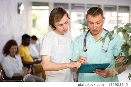 Doctor consults a man at the clinic 122928343