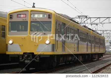 西武新 101 系列 271F 型列車顯示舊標誌“快速特快,開往本川越” 西武新 101 系列 271F 型列車顯示舊標誌“快速特快,開往本川越” 122928433