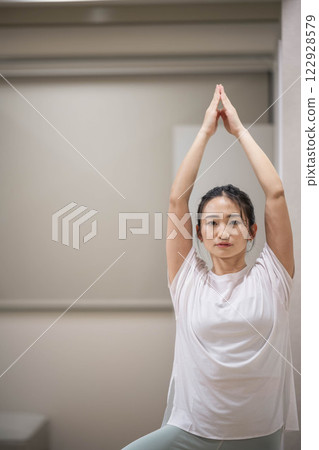 年輕女子在室內練習瑜伽 年輕女子在室內練習瑜伽 122928579