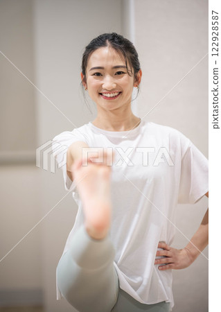 年輕女子在室內練習瑜伽 年輕女子在室內練習瑜伽 122928587