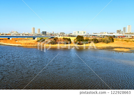 新行德橋 / 從江戶川放水道眺望行德橋、市川站、本八幡站（千葉縣市川市） [2025.1] 122928663
