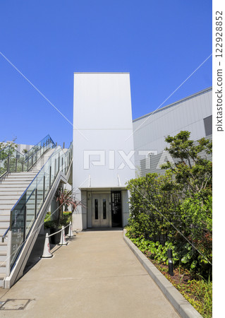 An outdoor elevator going up and down between the 1st floor parking lot and the 2nd floor corridor at Haneda Innovation City An outdoor elevator going up and down between the 1st floor parking lot and the 2nd floor corridor at Haneda Innovation City 122928852