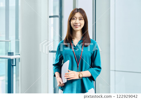 辦公室裡正在工作的年輕女商人。 122929042