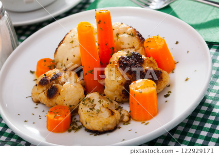 Vegetarian dish with cauliflower and carrot Vegetarian dish with cauliflower and carrot 122929171