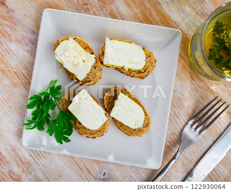 There are sandwiches with Lithuanian cheese and sesame seeds 122930064