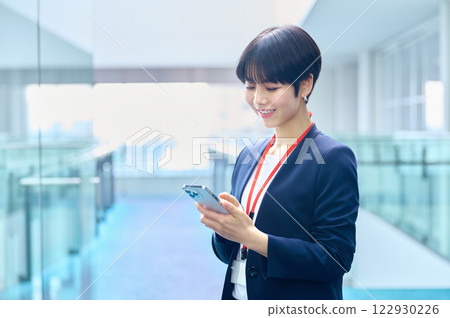 辦公室裡的女企業家們看著 Suho。 122930226