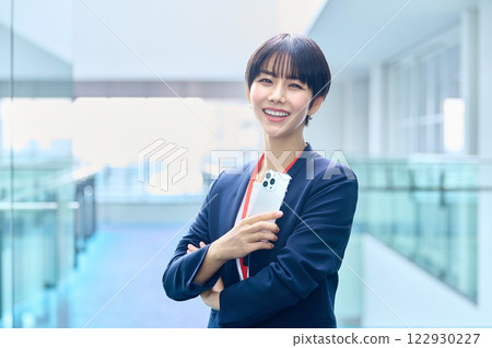 辦公室裡的女企業家們看著 Suho。 122930227