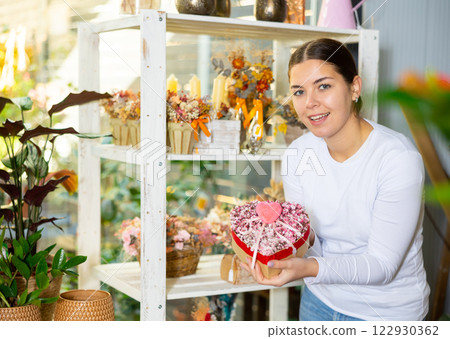 Woman buys gypsophila flower arrangement at flower shop 122930362