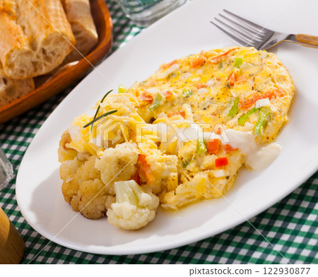 Omelet with cauliflower 122930877