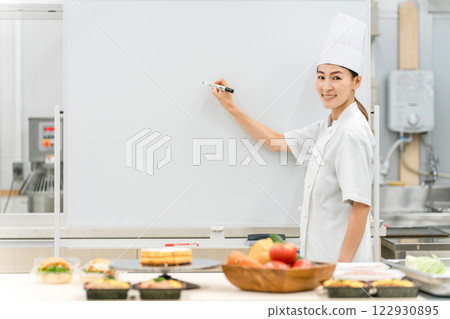 在烹飪研討會、職業學校和員工培訓中授課的女性講師 122930895
