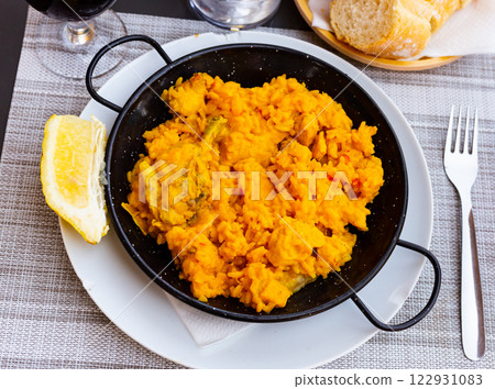 Traditional Spanish paella with seafood and chicken. 122931083