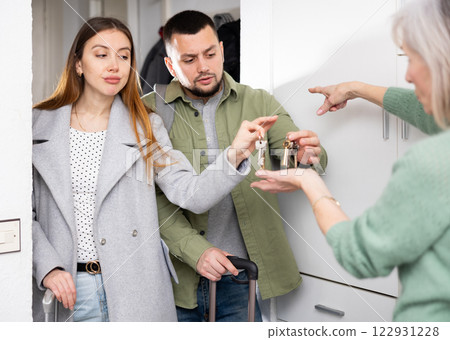 Elderly mother takes the keys and kicks the young couple out of apartment 122931228