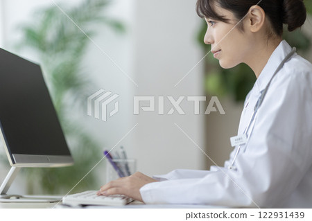 輸入個人電腦的醫生 122931439