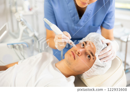 doctor refines hydrogen oxygen cleaning 122931608