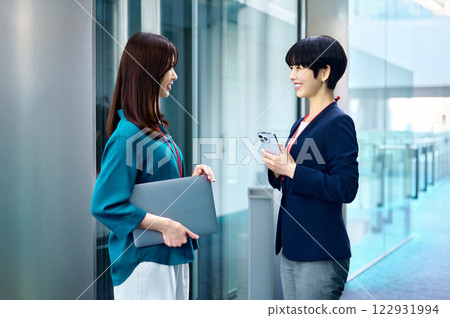 兩位女企業家在辦公室開會。 122931994