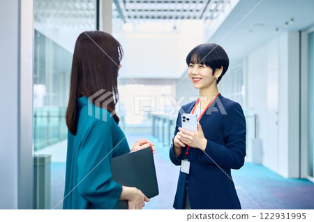 兩位女企業家在辦公室開會。 122931995