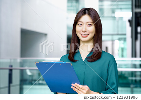 在辦公室工作的女企業家。 122931996